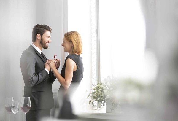 Quelles techniques pour améliorer l'engagement des employés dans les environnements de travail hybrides ?