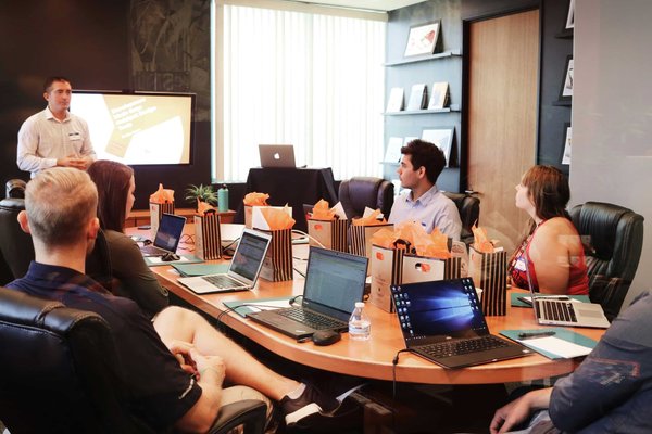 Comment créer une formation en techniques de feedback constructif pour les superviseurs ?